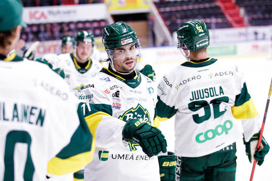 Björklövens Gustav Possler jublar