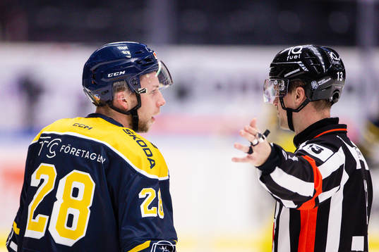 Södertäljes Emil Alba i diskussion med domare