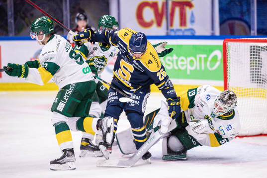 Södertäljes Anton Heikkinen tacklar Björklövens