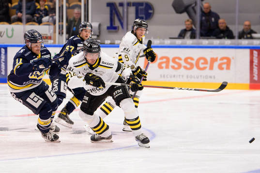 s Simon Önerud och AIK:s Max Lindholm