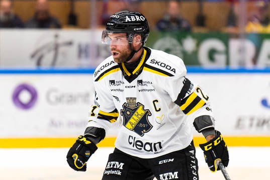 s Christian Sandberg med ett svart sorgeband på armen för