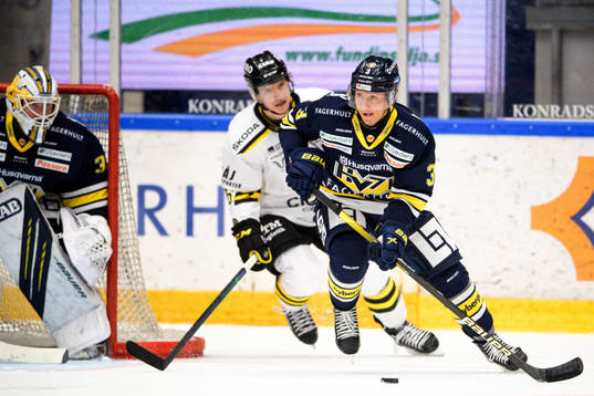 s Anton Holm och HV71:s Daniel Bertov