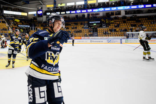 s Jonathan Davidsson jublar