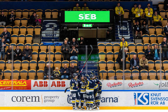 s Tyler Vesel jublar med lagkamrater