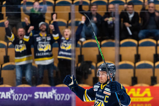 s Simon Önerud jublar