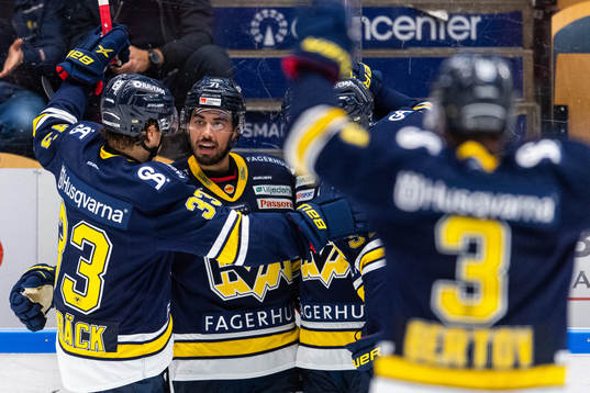 s Tyler Vesel jublar med lagkamrater