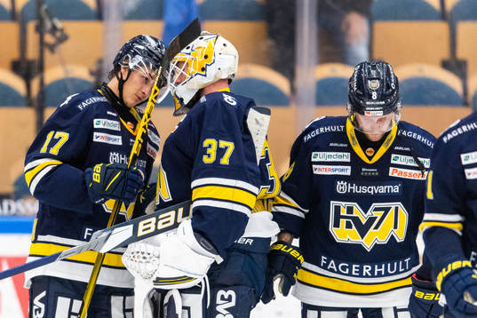 s Max Wennlund jublar med målvakt Jonas Gunnarsson