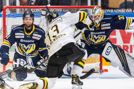 s Chad Billins och målvakt Jonas Gunnarsson