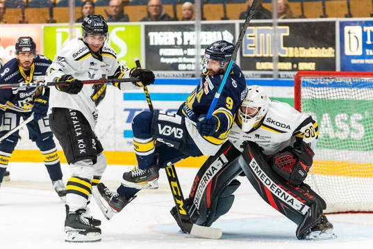 s Eric Norin och målvakt Pavel Khomchenkoi kamp med HV71:s