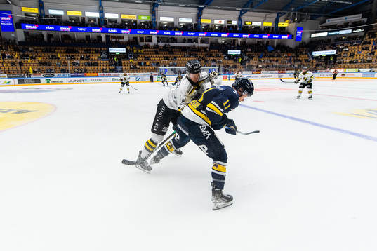 s Thimo Nickl och HV71:s Simon Önerud