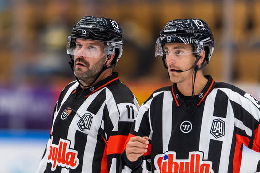 Domarna Daniel Wessner och Kristoffer Folkstrand