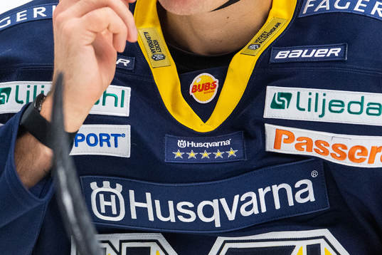 Hockeyallsvenskan står skrivet på en HV71-spelares krage