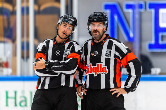 Domarna Kristoffer Folkstrand och Daniel Wessner