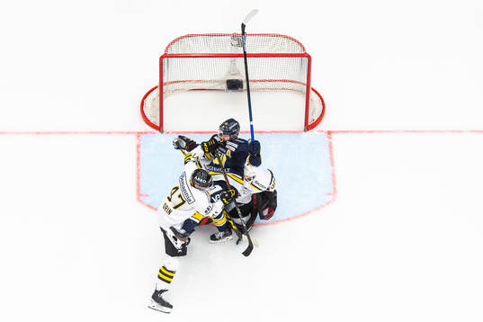 s Eric Norin och målvakt Pavel Khomchenkoi kamp med HV71:s