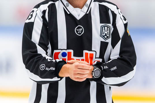Hockeyallsvenskans logotyp på domares tröja