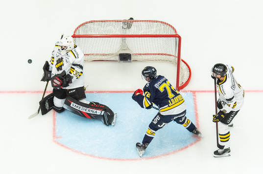s målvakt Pavel Khomchenko med en räddning framför