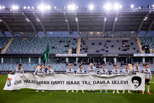 Örgryte med en Dawit Isaak banderoll innan fotbollsmatchen
