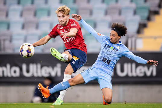 Örgrytes Jack Cooper Love skjuter ett skott förbi AFC