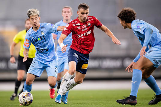 AFC Eskilstunas Kazuki Takahashi och Robin Tihi mot