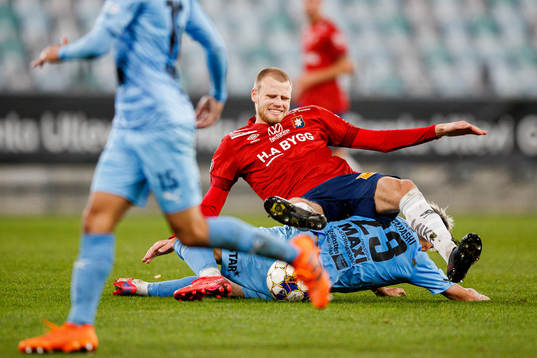 Örgrytes Elias Gustafson och AFC Eskilstunas Kazuki