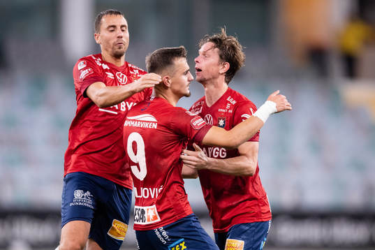 Örgrytes Ajdin Zeljkovic jublar med Jonathan Azulay och