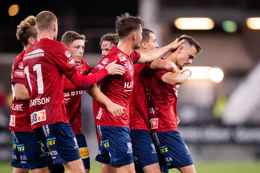 Örgrytes Ajdin Zeljkovic jublar med lagkamrater