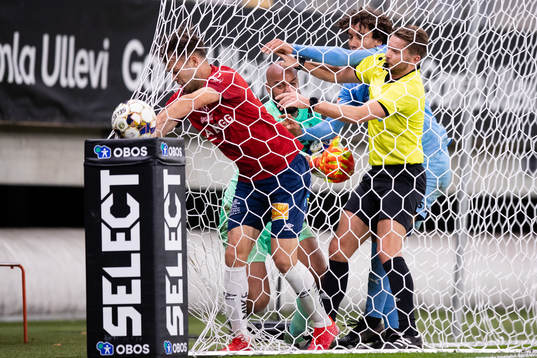 Stökigt mellan Örgrytes Peru Ruiz och målvakt Joshua