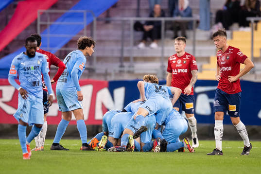 AFC Eskilstunas Marwan Baze jublar med lagkamrater