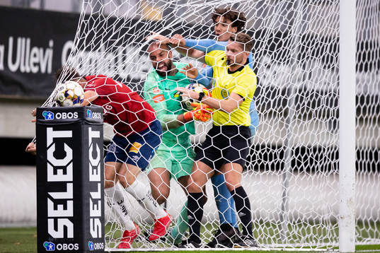 Stökigt mellan Örgrytes Peru Ruiz och målvakt Joshua