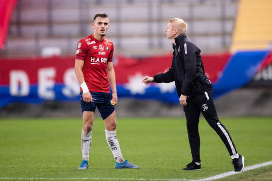 Örgrytes Ajdin Zeljkovic pratar med assisterande tränare