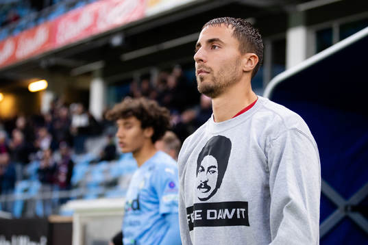 Örgrytes Jonathan Azulay innan fotbollsmatchen i