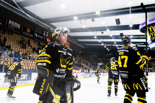 Västerås målvakt Johan Gustafsson jublar
