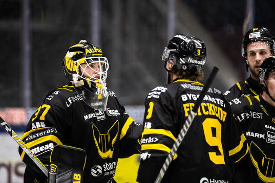 Västerås målvakt Johan Gustafsson jublar med lagkamrater