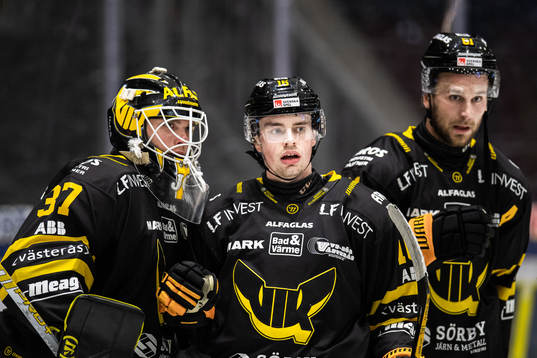Västerås målvakt Johan Gustafsson jublar med Filip