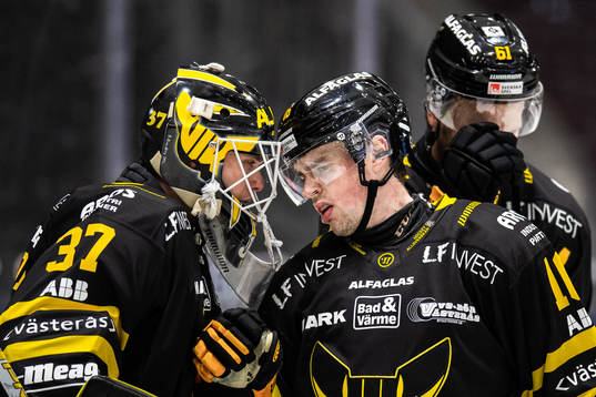 Västerås målvakt Johan Gustafsson jublar med Filip