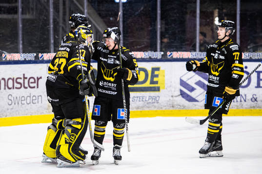 Västerås målvakt Johan Gustafsson jublar med Alexander