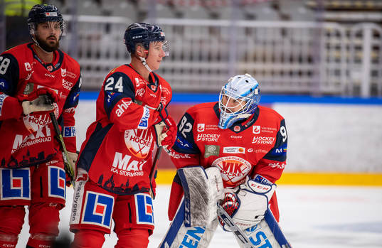 Västerviks Josh Wilkins och målvakt Edvin Olofsson