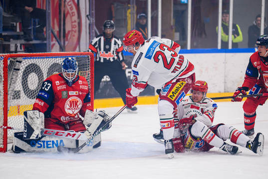 Modos Daniel Sylwander och Västerviks målvakt Henrik
