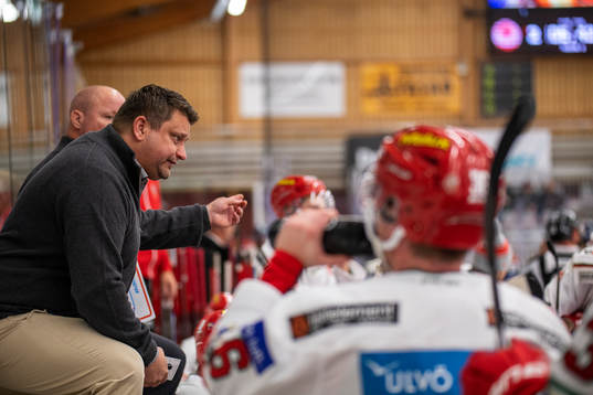 Modos tränare Mattias Karlin