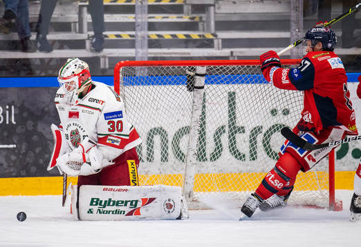 Modos målvakt Isak Wallin och Västerviks Myles Powell