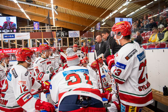 Modos tränare Mattias Karlin och spelare