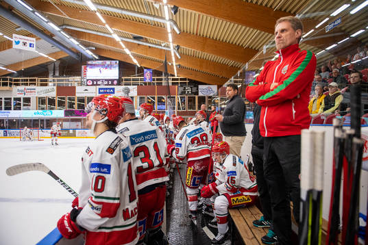 Modos tränare Mattias Karlin och spelare deppar