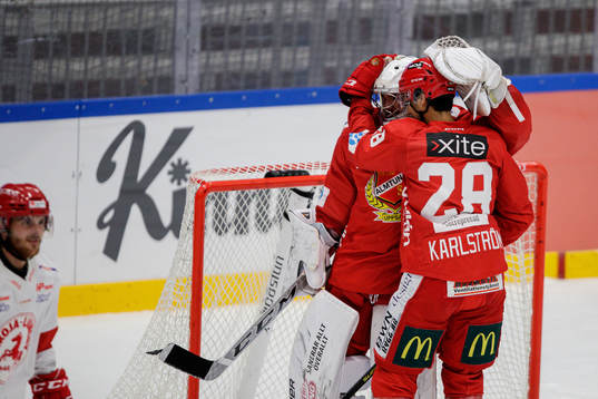 Almtunas målvakt Anton Malmborg och David Karlström jublar