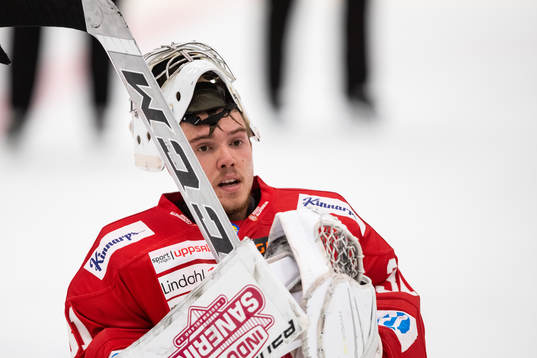 Almtunas målvakt Anton Malmborg jublar efterunder