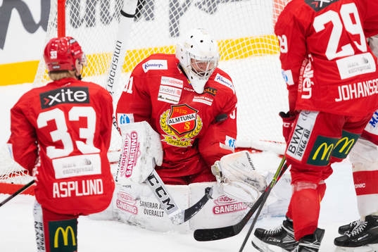 Almtunas målvakt Anton Malmborg med en räddning