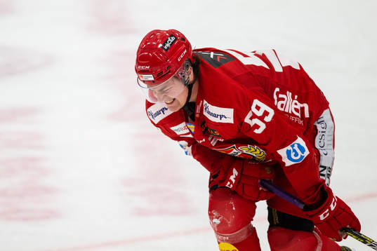 Almtunas Pelle Hedlund har ont