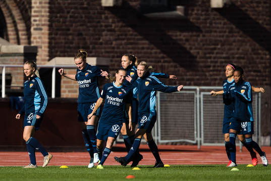 Djurgårdens spelare värmer upp