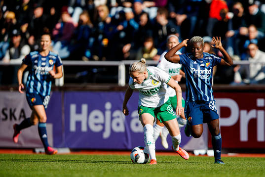 Hammarbys Emilia Larsson och Djurgårdens Elizabeth Addo