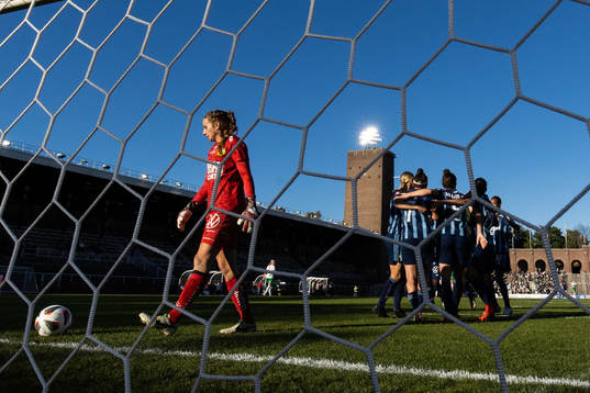 Hammarbys målvakt Anna Tamminen deppar och Djurgårdens