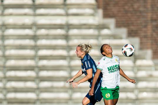 Djurgårdens Fanny Lång i en nickduell med Hammarbys